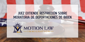 Juez extiende orden sobre moratoria de deportaciones de Biden