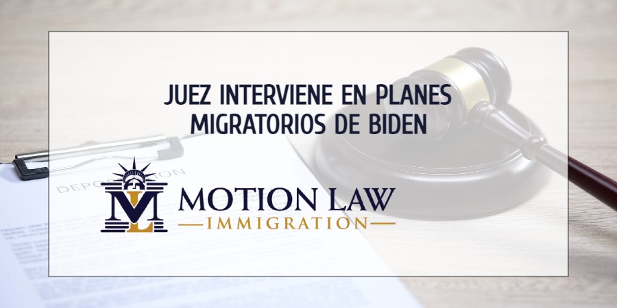 Juez bloquea regla de deportaciones de Biden