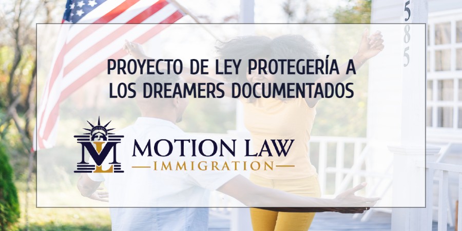 Proyecto de ley de defensa es la puerta para Dreamers documentados